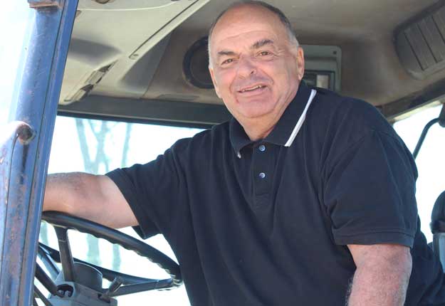 L’agriculteur Laurent Pellerin ne croyait pas s’engager pour 40 ans lorsqu’il s’est impliqué pour la première fois au sein de son syndicat. Photo : Thierry Larivière/TCN