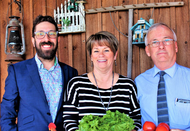 Le concours d’entrepreneuriat agricole Sur les traces de Louis Hébert est maintenant lancé! Sur la photo : Sylvain Leclerc (Réseau Agriconseils), Jacynthe Gagnon (UPA Capitale-Nationale–Côte-Nord) et Harold Noël (président du comité directeur de l’Entente sectorielle). Crédit photo : Gracieuseté de Thomas Verret/La Télévision d’ici