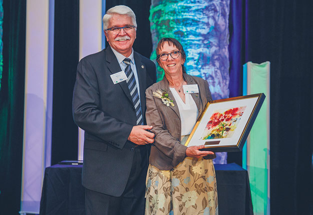 Hélène Lapierre a été honorée dans le cadre du 80e congrès de l’Ordre des agronomes du Québec. Photo : Gracieuseté de l’Ordre des agronomes du Québec/Simon Laroche