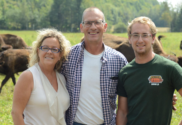 Josée, Alain et leur fils Jean-Philippe sont toujours étonnés qu’on leur demande d’être bénévoles à leur ferme aux Portes ouvertes. Crédit photo: Myriam Laplante El Haïli/TCN