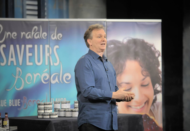 Sur le plateau de tournage de l’émission Dans l’œil du dragon, les investisseurs ont « tripé » sur la sauce piquante que Dominique Tremblay a mise au point. Crédit photo : Gracieuseté de Dominique Tremblay