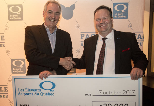 Daniel Tremblay, président du conseil d’administration des Banques alimentaires du Québec, et David Duval, président des Éleveurs de porcs du Québec. Crédit photo : Les Éleveurs de porcs du Québec