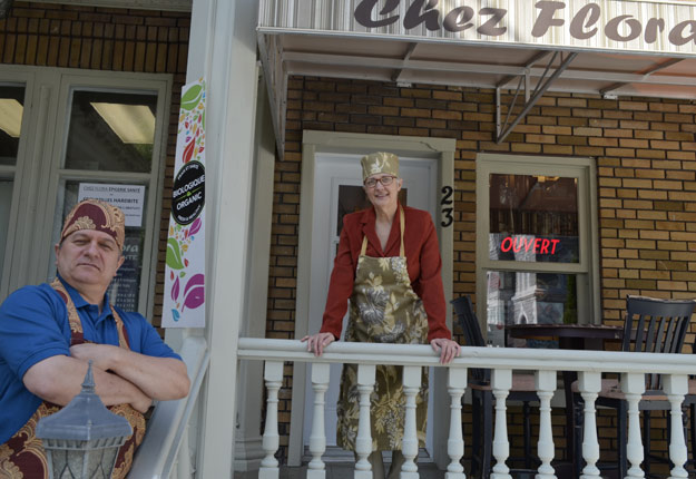 Les partenaires et conjoints Sonia Duhaime et Réjean M. Rioux devant leur épicerie santé au centre-ville de Louiseville. Crédit photo : Pierre Saint-Yves