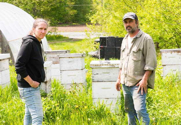 Les propriétaires de la ferme Les Trois Acres, Lilianne Morel et Stephen Crawford. Crédit photo : Martin Ménard/Archives TCN