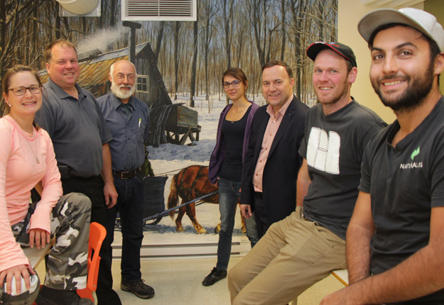 La première cohorte en production acéricole. Dans l’ordre habituel, Sonia Létourneau, Mario Mc Duff, enseignant, René Lacroix, Stéphanie Sauvé, Claude Giguère, directeur du CRIFA, Denis Sage, enseignant, et Michaël Nadeau. Crédit photo : Pierre-Yvon Bégin