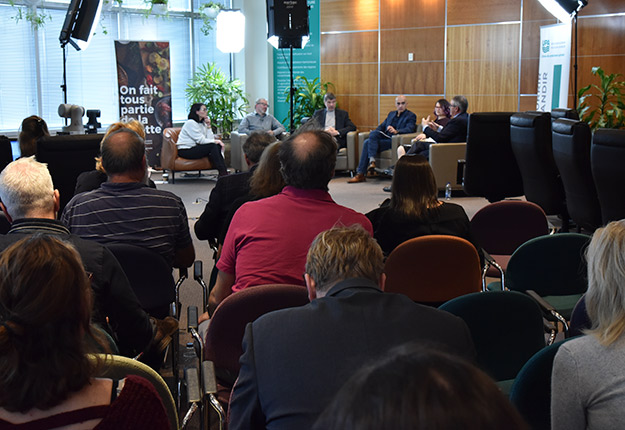 Les membres du panel : Marcel Groleau, président de l’UPA, Michèle Lalancette, présidente de la Fédération de la relève agricole du Québec, Daniel-Mercier Gouin, professeur à l’Université Laval et titulaire de la Chaire d’analyse de la politique agricole et de la mise en marché collective, Sidney Ribaux, Équiterre et Karel Mayrand, directeur pour le Québec de la Fondation David Suzuki. Crédit photo : UPA