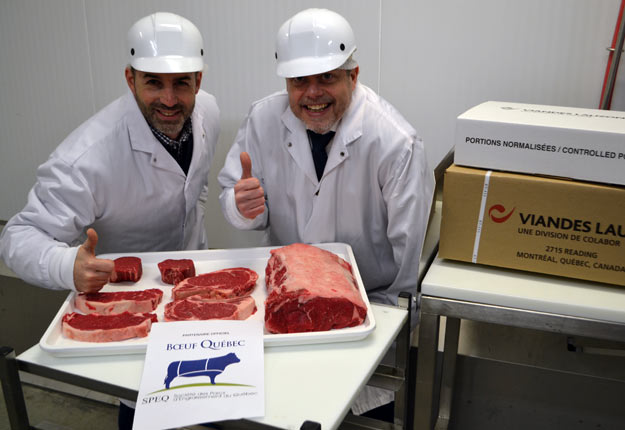 Bœuf Québec innove avec une nouvelle formule de prix, synchronisée sur le marché de la viande. Michel Gagné, directeur général de Viandes Lauzon et Viandes Décarie, deux divisions de Colabor, ainsi que Jean-Sébastien Gascon, coordonnateur du programme Bœuf Québec. Crédit photo : Archives/TCN