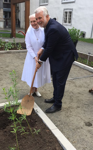 Philippe Couillard porte le patronyme Couillard en raison du gendre de Louis Hébert et Marie Rollet.