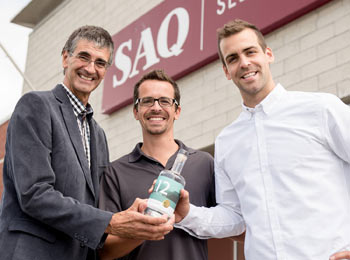 Jean-Philippe Bouchard (à droite), son frère et son père produisent au pied des monts Valin un gin qui a remporté un succès inespéré dès sa première année de commercialisation à la SAQ. Crédit photo : Distillerie du Fjord