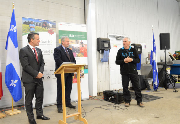 C’est un cri du cœur que les producteurs riverains ont lancé aux représentants du gouvernement concernant le nettoyage de la rivière l’Acadie. Sur la photo : Denys Van Winden. Crédit photo : Myriam Laplante El Haïli/TCN