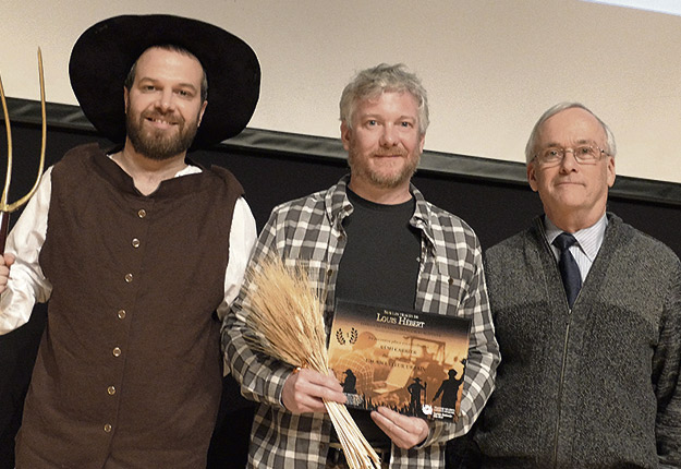 L’agriculteur urbain qu’est Rémi Carrier (au centre) a remporté le premier prix du concours Sur les traces de Louis Hébert. Crédit photo: Fédération de l’UPA de la Capitale-Nationale–Côte-Nord