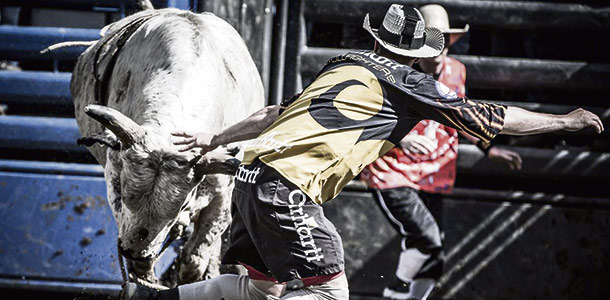 Le bullfighter JF Roch parcourt le Canada et les États-Unis toute l’année pour affronter des taureaux. Crédit photo : Gracieuseté de BIRTZ Photographie