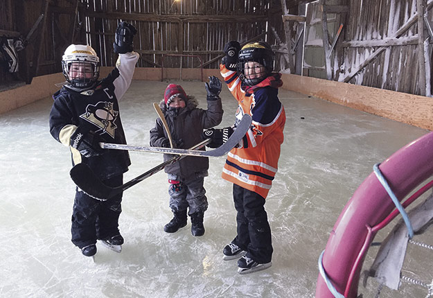 Sur la patinoire familiale de la Ferme Luminick, Noan, Zack et Alex-Ely rêvent déjà à une carrière dans la Ligue nationale de hockey. Crédit photo: Martin Ménard / TCN