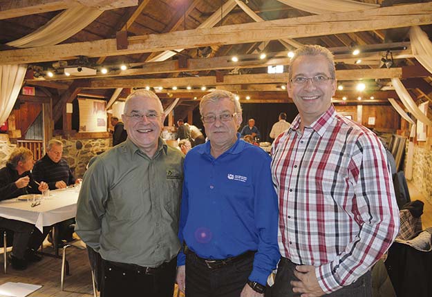 Yvon Courchesne, président régional de la Fédération québécoise des chasseurs et pêcheurs, et Mario Proulx, administrateur de la Fédération de l’UPA du Centre-du-Québec, avec son directeur général Sylvain Rheault. Crédit photo : Pierre Saint-Yves