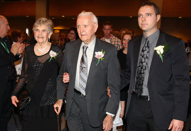 Arie Van Winden, accompagné de sa femme et d’un de ses fils lors du dévoilement de la famille agricole de l’année 2013 à Québec. Crédit photo : Gracieuseté de la famille Van Winden