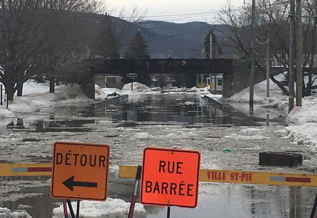 Cet hiver, plusieurs municipalités du Québec, dont Saint-Pie, en Montérégie, sont aux prises avec des inondations qui causent bien des dommages. Gracieuseté Facebook Dave Lussier