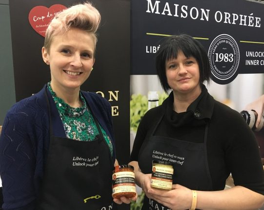 Marion Bouchard et Maryse Boucher, respectivement responsable du contrôle de la qualité et assistante à la direction de la Maison Orphée, présentent leur nouveau produit, des huiles de coco aromatisées.