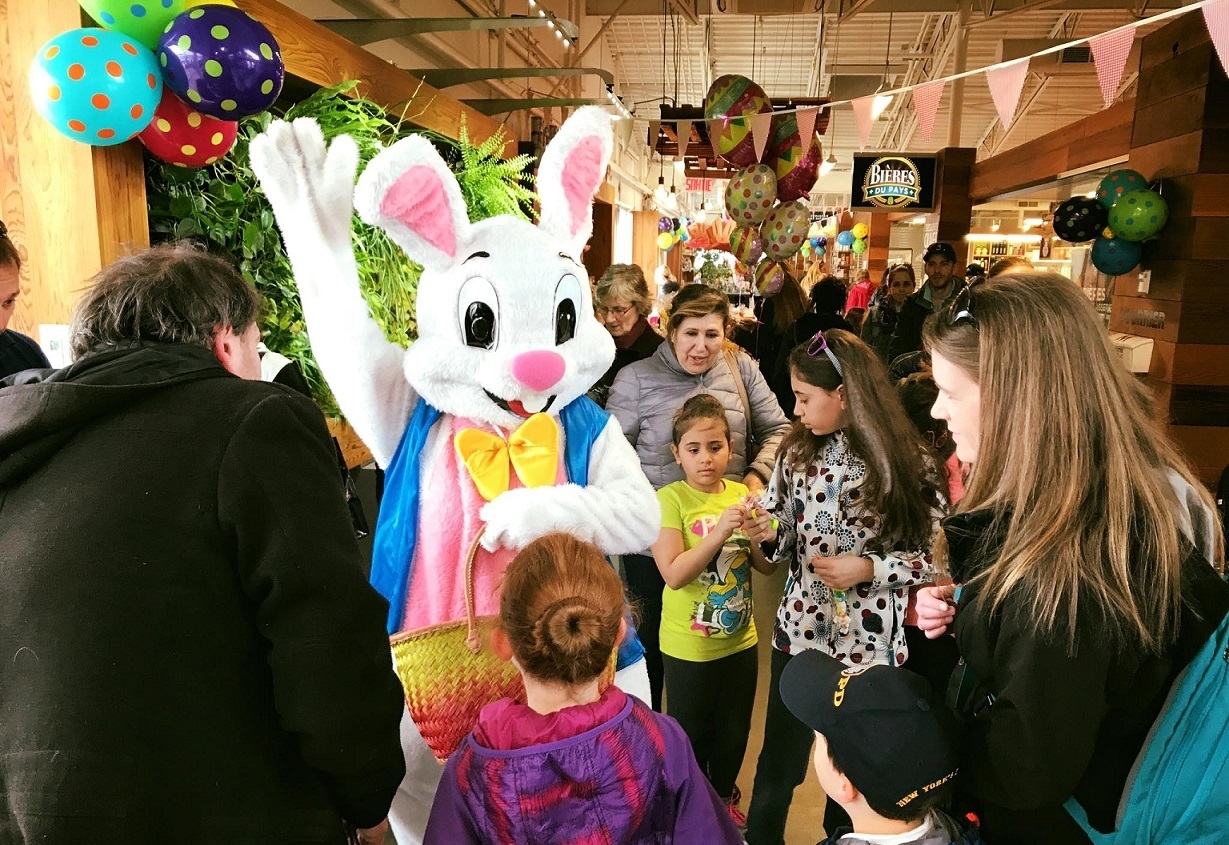 Un lapin distribue les cocos de Pâques au Marché public de Longueuil. Crédit photo : Gracieuseté du Marché public de Longueuil/Steven Bastien