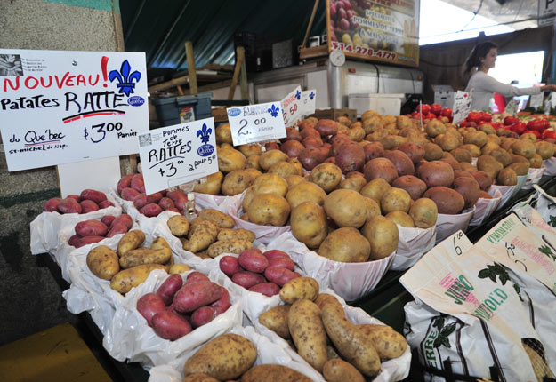 L’affichage de la mention « Produit du Québec » devant les fruits et légumes en vrac sera finalement obligatoire d’ici peu. Crédit photo: Archives/TCN