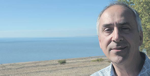 Le maire Claude Lefebvre sur les berges du lac Saint-Pierre. Crédit photo: Pierre Saint-Yves/Archives TCN