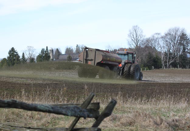 Les agriculteurs de Charlevoix ont été priés de ne pas épandre de fumier pendant neuf jours pour éviter de déplaire aux narines des dignitaires du G7. Crédit photo: Archives/TCN