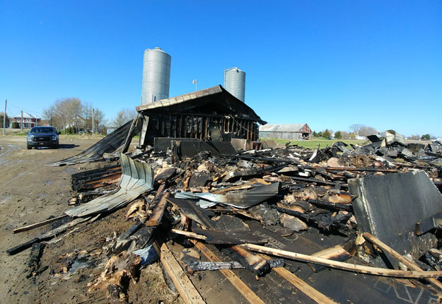 Le bâtiment a été sévèrement touché. Crédit photo : Gracieuseté du service de sécurité incendie de Yamachiche