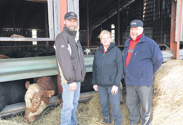 « Il n’y a aucun problème à travailler en famille, raconte Stéphane Boisvert, ici en compagnie de ses parents Suzanne et Viateur. C’est même merveilleux. » Crédit photo : Bernard Lepage