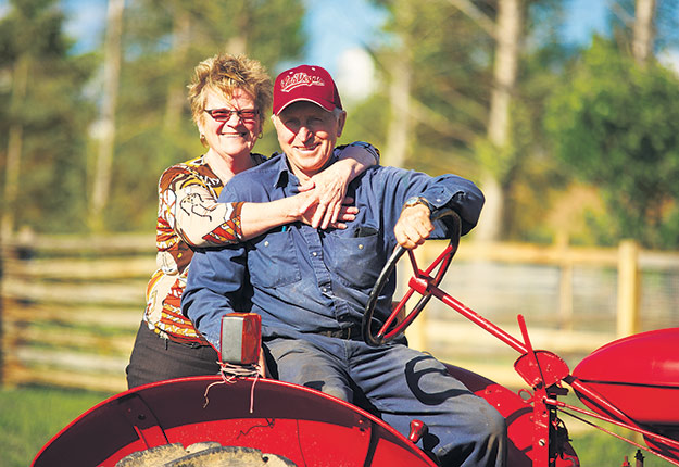 Colette Poirier et Roger Bourdages sont encore très actifs au sein de leur entreprise agricole située en Gaspésie. « La ferme, c’est leur vie! Mon père vient tous les jours, il répare des choses, fait des commissions. Ma mère participe à l’embouteillage [des vins] et gère les roulottes des travailleurs mexicains. Ils sont des alliés importants », témoigne leur fils Jean-François. Crédit photo : Martin Ménard/TCN