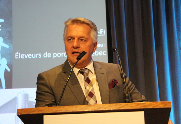 Le ministre de l’Agriculture du Québec, Laurent Lessard, en visite à l’assemblée annuelle des Éleveurs de porcs du Québec. Crédit photo : Julie Mercier/TCN