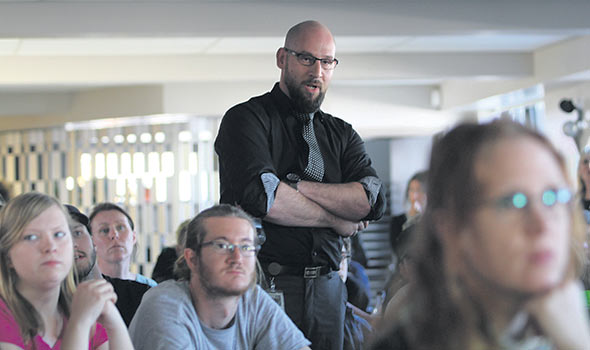 L’inspecteur de la CNESST Giancarlo Specogna a fait de l’accident des Serres Barbe un cas d’école pour les élèves du Centre de formation agricole de Mirabel. Crédit photo : Myriam Laplante-El Haïli / TCN