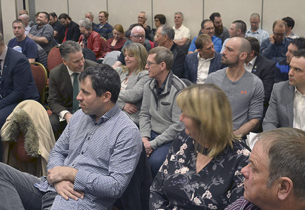 Près de 70 éleveurs de porcs ont assisté à la première journée d’audiences de la Régie sur l’ajustement du prix, le 13 avril. Crédit photo: Les Éleveurs de porcs du Québec