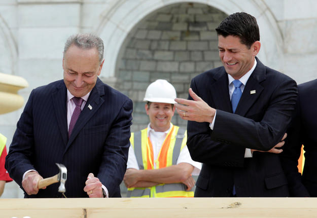 Le leader démocrate au Sénat, Charles Schumer (à gauche) et le président de la Chambre des représentants, le républicain Paul Ryan, dénoncent la gestion de l’offre. Crédit : REUTERS/Youri Gripas