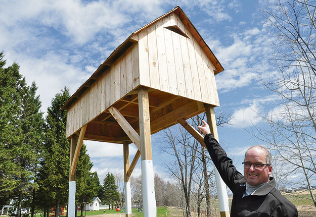 Ce nichoir à hirondelles fait la fierté de Sylvain Laquerre, un producteur laitier qui participe au projet de l’organisme de bassins versants de sa région. Crédit photos : Brigitte Verdière