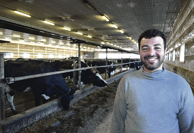 Le réfugié syrien Jamal Kizeq Alkrad était établi à Victoriaville avant de s’installer à Fortierville pour travailler à la Ferme Tinoire. Crédit photo : Pierre St-Yves.