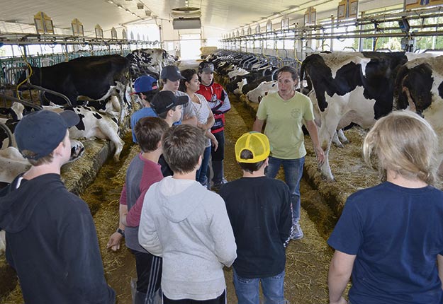 L’agronome et productrice laitière Caroline Bernier dispense la formation à une dizaine de jeunes. La séance de quatre heures commençait en matinée avec la théorie portant sur le système mammaire, la lactation, l’ordre de préparation de la vache, la manipulation de l’unité de traite, le bain de trayon, la salubrité du lait, le refroidissement, etc. Crédit photos : Pierre Saint-Yves