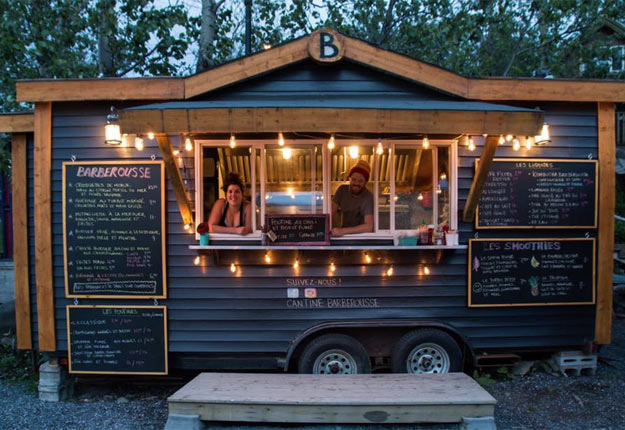 La cantine Barberousse se veut gourmande, locale, de qualité et festive. Ouverte pour les déjeuners, dîners, 5@7 ou jusque tard dans la nuit, c’est la cantine revisitée aux saveurs gaspésiennes.