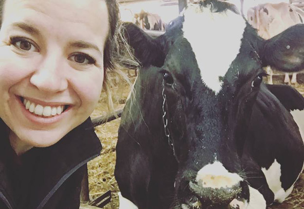 Émilie-Sophie Parenteau avait planifié des vêlages pour répondre à la demande de lait d’automne. La décision interprovinciale de diminuer le droit de produire complique sa gestion du troupeau. Crédit photo : Gracieuseté