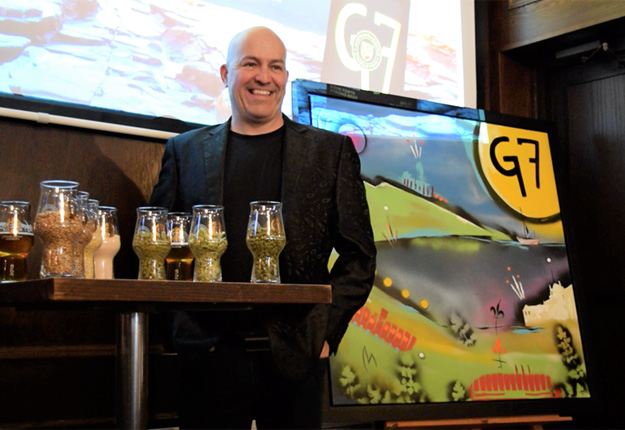 Les propriétaires de la MicroBrasserie Charlevoix, Caroline Bandulet et Frédérick Tremblay, le créateur de la bière G7, Nicolas Marrant, et le directeur général Sylvain Duque portent un toast à la santé des chefs d’État. Crédit photo: Simon Duquet