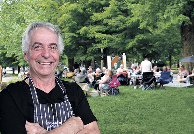 Les citadins qui visitent la campagne et les producteurs qui les accueillent, c’est ça la nouvelle ruralité, croit le fromager Jean Morin. Crédit photo: Pierre Saint-Yves