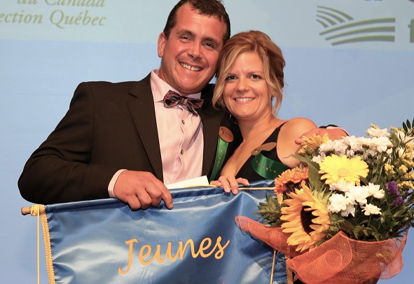 Philippe Laurendeau et Kristina Roarke ne sont en production laitière que depuis huit ans. Photo : Jeunes agriculteurs d’élite du Canada