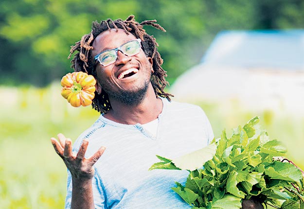 Edem Amegbo, originaire du Togo, produit des okras, de la corète potagère et de l’amarante, en plus d’une trentaine de sortes de légumes dans ses jardins maraîchers biologiques, à East Farnham. Crédit photo : Martin Ménard / TCN