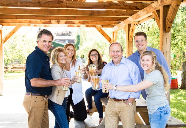 Pascal Lacroix, président du Verger Lacroix, Danielle Marceau, directrice générale, Anne Lacroix, Élisabeth Lacroix, gestionnaire des finances et de la performance et nouvelle associée, François Nolin, président d’Archibald Microbrasserie, Étienne Dancosse, gestionnaire des affaires commerciales et nouvel associé, et Gabrielle Lacroix, chef et nouvelle associée. Crédit photo : Archibald Microbrasserie