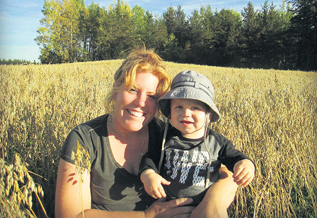 Grâce à son père et à des méthodes de travail moins exigeantes, la conciliation travail-famille est beaucoup plus facile pour Nancy Godbout. La voici avec son fils Samuel, qui a aujourd’hui trois ans. Photos : Gracieuseté de la famille Godbout