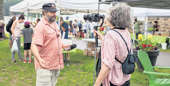 Stéphane Guay produit chaque semaine des vidéos sur son site Web (erable-chalumeaux.ca) en équipe avec sa conjointe Édith Bonneau, également biologiste. 