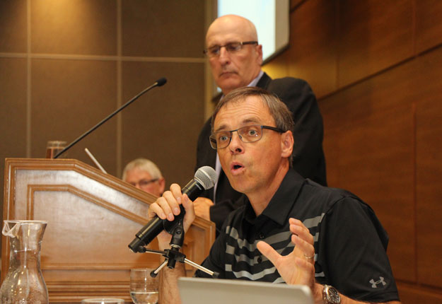 « On n’est pas à vendre, mais on nous a vendus contre notre gré », a rappelé le directeur général des Producteurs laitiers du Québec, Alain Bourbeau, en compagnie de son président, Bruno Letendre. Crédit photo : Archives/TCN