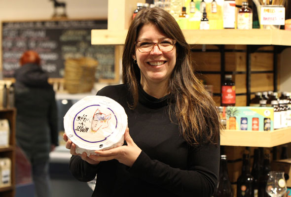 Isabelle Drouin, copropriétaire du Marché des Saveurs de Montréal, une boutique située au Marché Jean-Talon. Crédit photo : Myriam Laplante El-Haïli / TCN