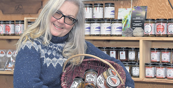 Danielle Ricard, des Champignons Charlevoix, réalise plus de ventes en ligne  grâce à la visibilité de ses produits dans les marchés de Noël. Crédit photo : Gracieuseté de Champignons Charlevoix