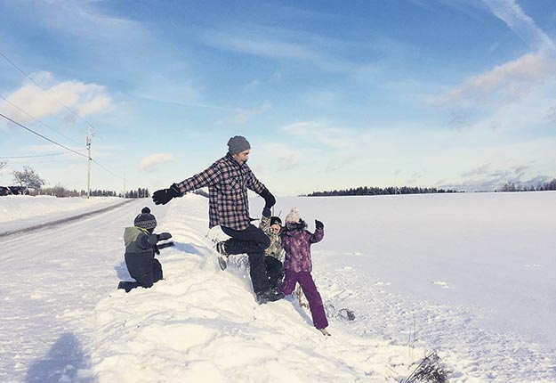 Chez nous, on saute dans le fossé l’hiver venu et on se promène en trois-skis jusqu’à ce que les petits soient tannés du grand air.