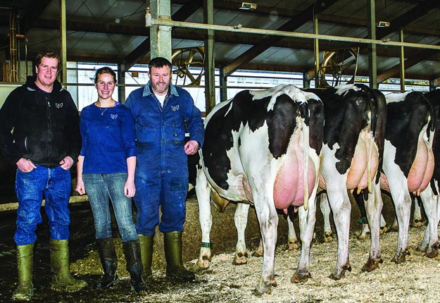 Le troupeau de la famille Estermann, à Dundee, occupe le premier rang canadien. Sur la photo : Martin, Regula et Thomas. Crédit photo : Gracieuseté de la Ferme Estermann