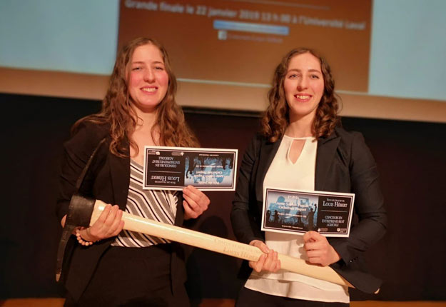 Les sœurs Catherine et Anne-Sophie Paquet, de Neuville, grandes gagnantes du concours Sur les traces de Louis-Hébert. Crédit photo : PORTneuf.tv